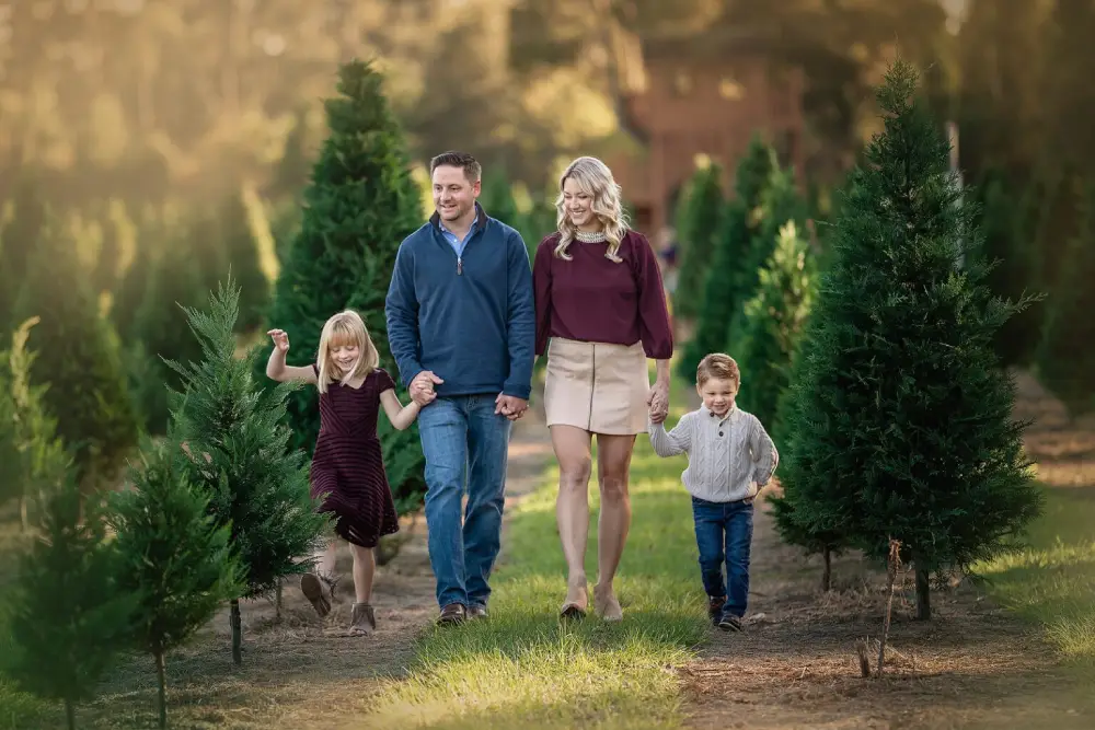 DSM_3395-web-1536x1024-1 family of four strolling in the tree farm